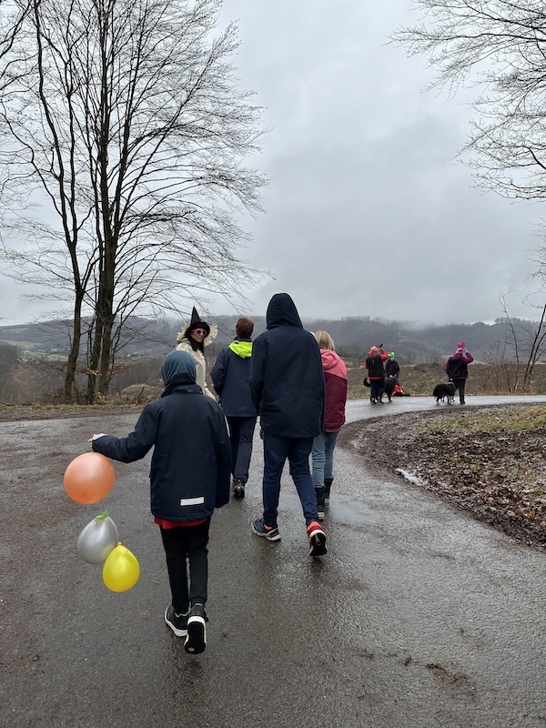 Bunte Luftballons gehören zum Karneval dazu. Zum Platzen hat sie keiner gebracht. 